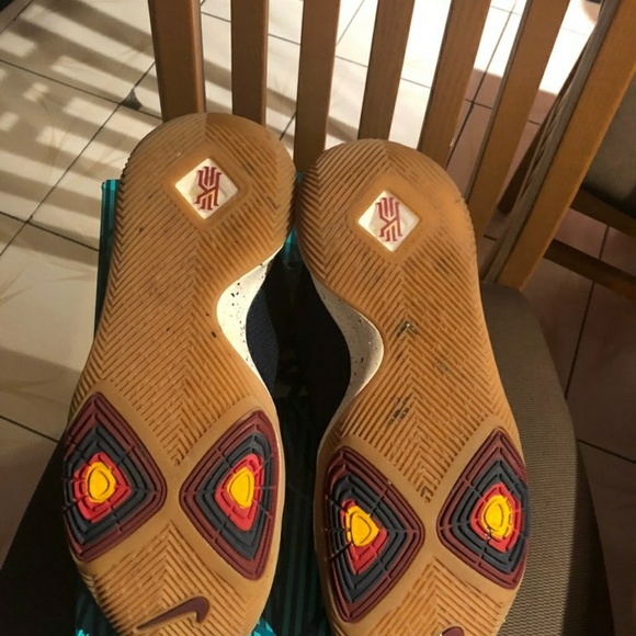 Kyrie 3s - Picture 5 of 5